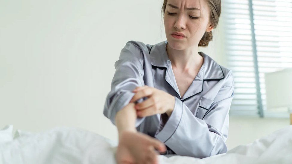 Medicina: Novi lek koji bi mogao da izleči hronični svrab 4 Hronični svrab je povezan sa dermatološkim poremećajima kao što su ekcem, koprivnjača i psorijaza, kao i drugim bolestima