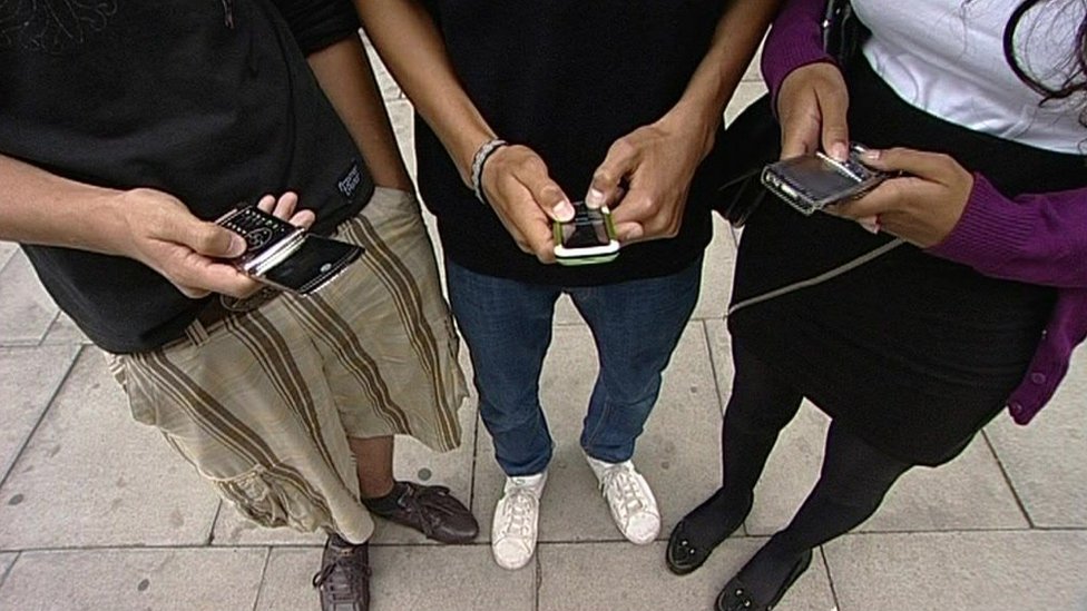 Mladi u Srbiji i mentalno zdravlje: Šta je digitalna demencija i može li se sprečiti 3 Digitalna demencija, mobilni telefoni