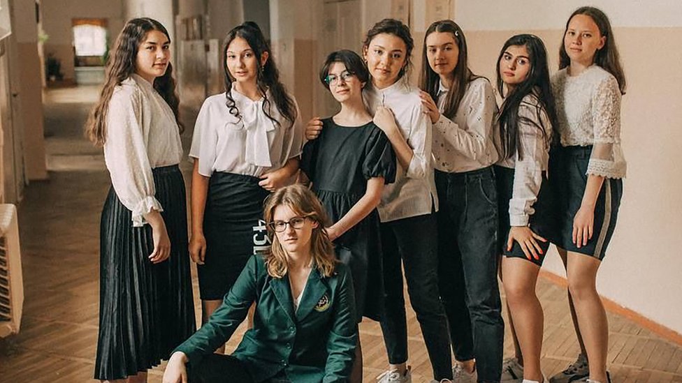 Rusija i Ukrajina: Tri drugarice, koje je razdvojio rat, o povratku u Ukrajinu na matursko okupljanje 1 Sofiia, (2nd to left) Aliesia (3rd to left) and Yuliia (front row) at Lyceum No.2 school in Mykolaiv, before the war