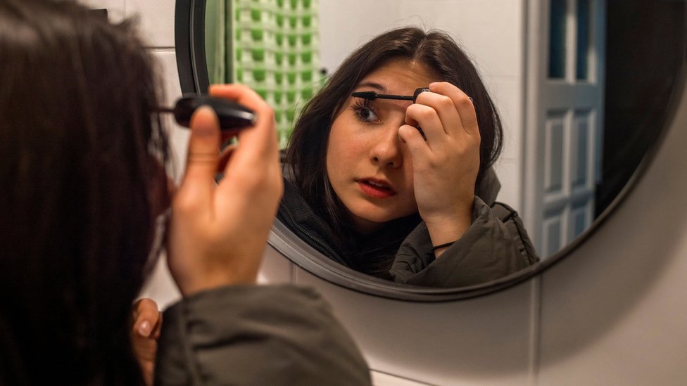 Rusija i Ukrajina: Tri drugarice, koje je razdvojio rat, o povratku u Ukrajinu na matursko okupljanje 5 Sofiia putting make up on after school in Katowice in April 2022