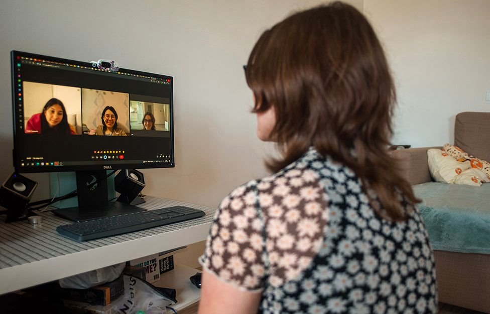 Rusija i Ukrajina: Tri drugarice, koje je razdvojio rat, o povratku u Ukrajinu na matursko okupljanje 2 Yuliia, Sofia and Aliesia talking over zoom from Warsaw, Mykolaiv and Gipf-Oberfrick (in Switzerland)