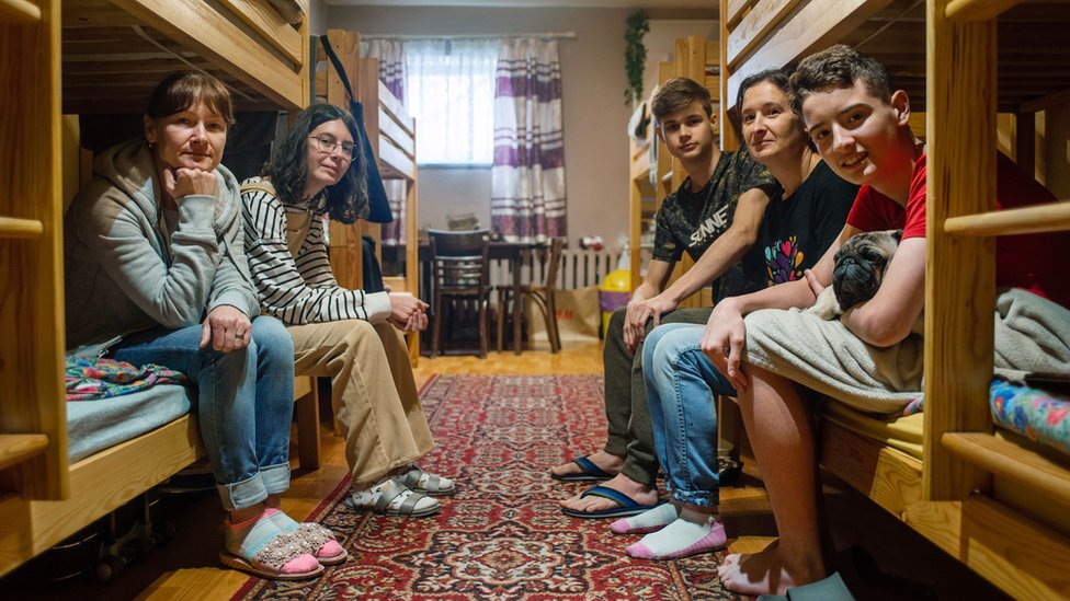 Rusija i Ukrajina: Tri drugarice, koje je razdvojio rat, o povratku u Ukrajinu na matursko okupljanje 3 Aliesia with her mum, Maryna, brother Tymofii, cousin, Oleksandr and aunt, Viktoriia, sharing a room in Krakow
