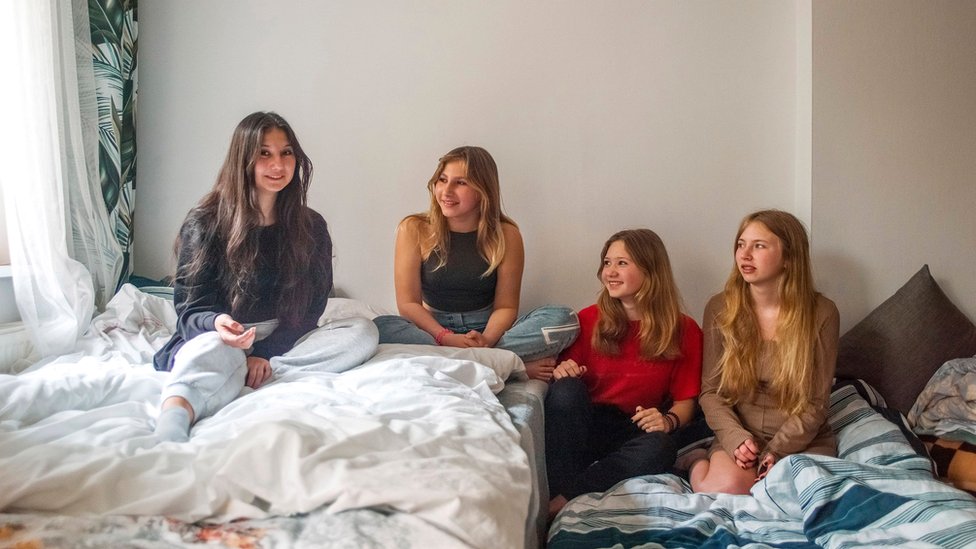 Rusija i Ukrajina: Tri drugarice, koje je razdvojio rat, o povratku u Ukrajinu na matursko okupljanje 4 (From L-R) Sofiia with her new friends, Anna, Tatiana and Liudmyla in Katowice, in April 2022