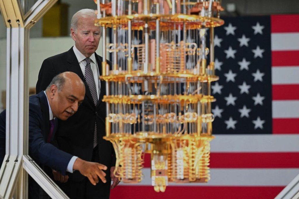 Kvantna era: Cenjeni fizičar Mičio Kaku predviđa lek za rak i moguću pretnju veštačke inteligencije 5 Američkom predsedniku Džou Bajden pokazuju kvantni kompjuter