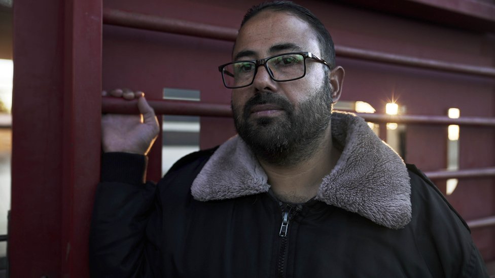 Bliski istok: Zašto Izrael koristi beli fosfor u napadima na teritoriju Libana 2 Ali Ahmed Abu Samra is living in temporary accommodation at the Tyre University campus. Thousands of villagers have been displaced from the border areas since October last year