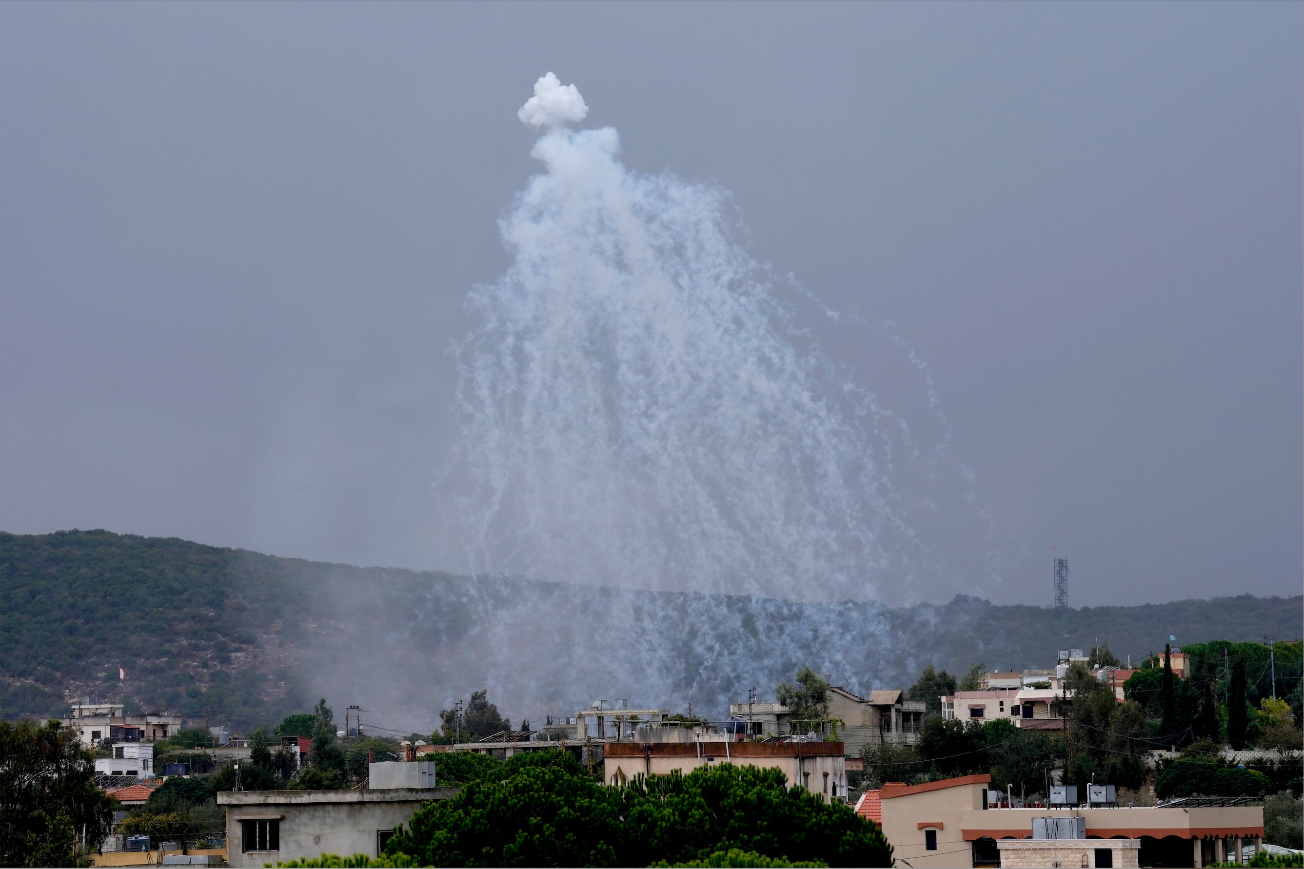 Bliski istok: Zašto Izrael koristi beli fosfor u napadima na teritoriju Libana 5 The BBC verified a white phosphorus attack on the village of Aita Al Shaab - 15 October