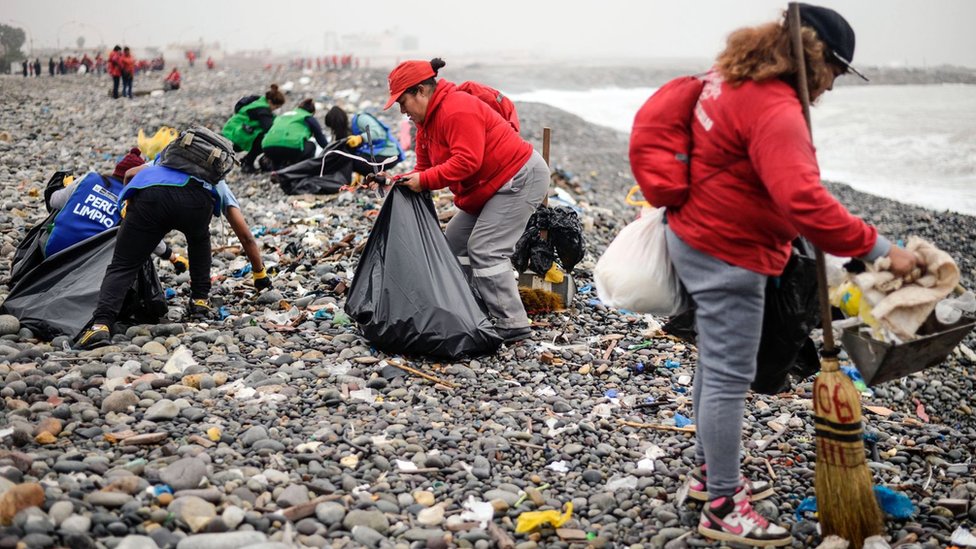 Grupa volontera čisti plastični otpad na plaži
