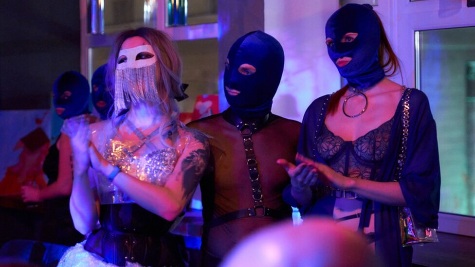Učesnici žurke sa maskama