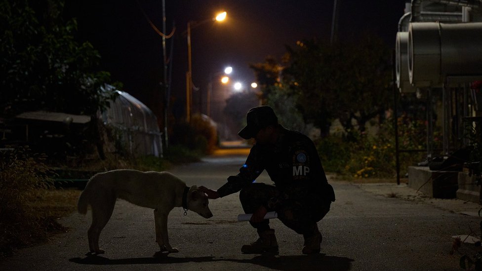 Južna Koreja i Severna Koreja: Selo Slobode i selo Mira - razdvaja ih nekoliko metara i potpuno drugačiji život 9 Soldier patrolling the village pets a dog