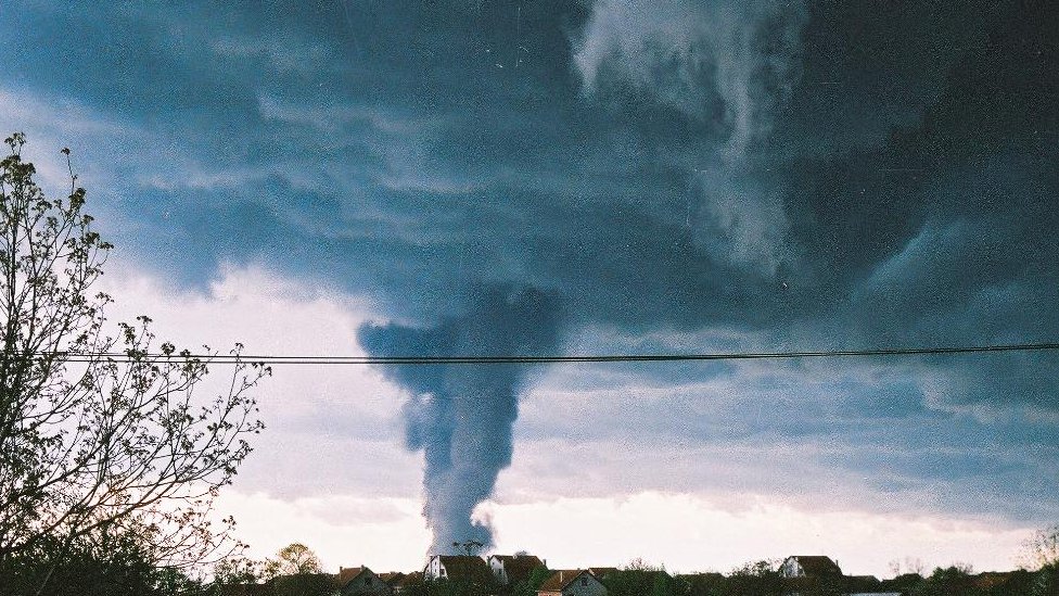 NATO bombardovanje 1999: Svedočenja radnika Rafinerije u Pančevu - „Morao sam ponovo da učim da živim" 8 Gusti dim nad Pančevom