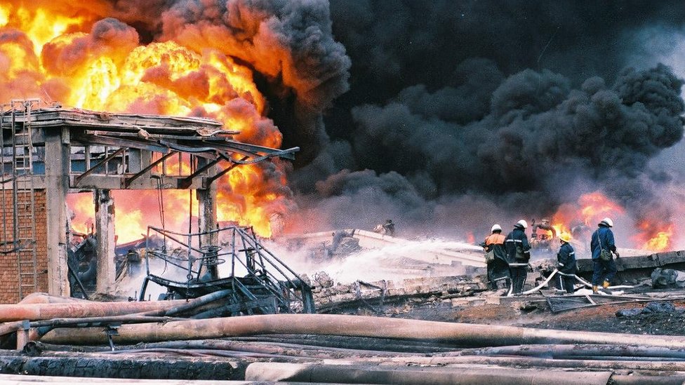 NATO bombardovanje 1999: Svedočenja radnika Rafinerije u Pančevu - „Morao sam ponovo da učim da živim" 10 Gašenje vatre