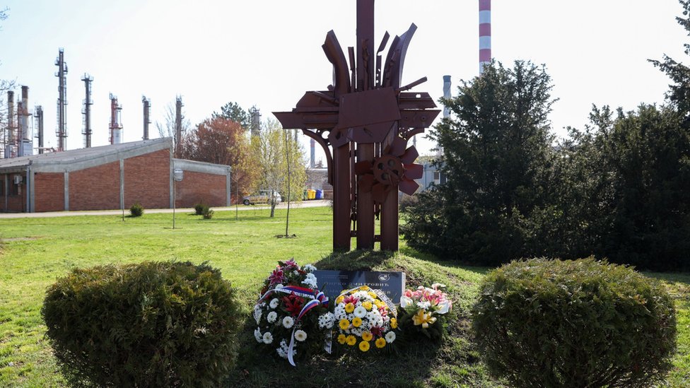 NATO bombardovanje 1999: Svedočenja radnika Rafinerije u Pančevu - „Morao sam ponovo da učim da živim" 5 Spomenik nastradalim radnicima