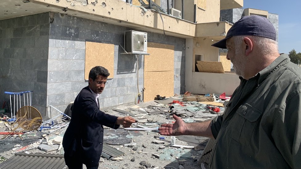 Džeremi Bouen: Rat Izraela i Gaze na raskršću 4 Gradonačelnik Kirjat Šmone Avičai Stern pokazuje delić šrapnela