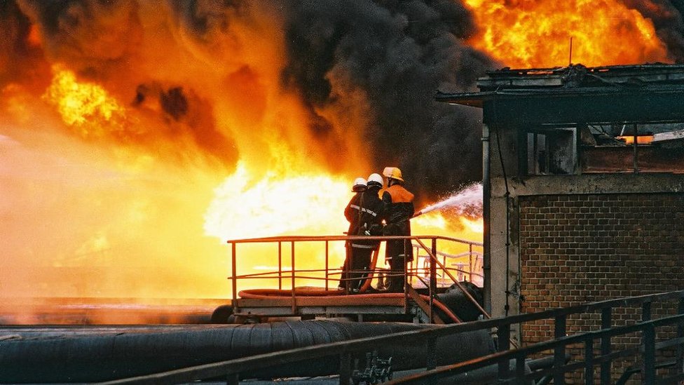 Vatrogasci gase bombardovanu Rafineriju