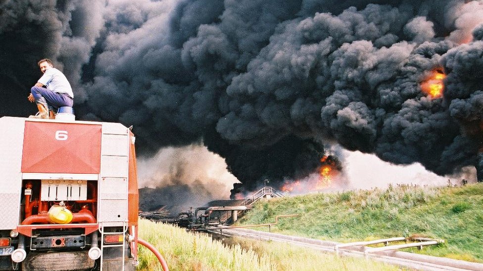 NATO bombardovanje 1999: Svedočenja radnika Rafinerije u Pančevu - „Morao sam ponovo da učim da živim" 1 Vatrogasac