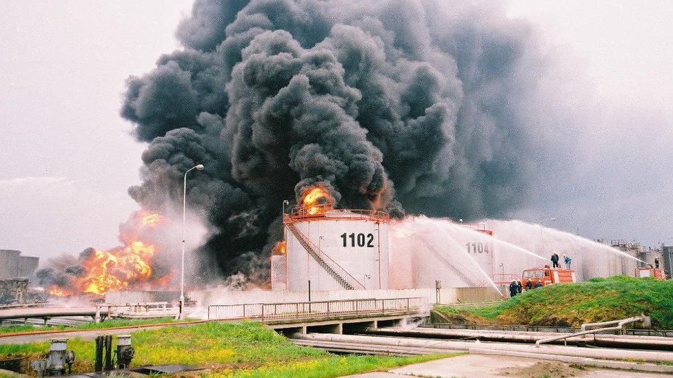 NATO bombardovanje 1999: Svedočenja radnika Rafinerije u Pančevu - „Morao sam ponovo da učim da živim" 7 Rafinerija u plamenu