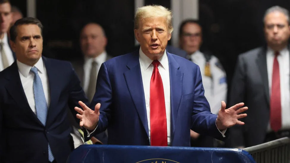 Suđenje Donaldu Trampu: Bivši predsednik i afera sa porno glumicom Stormi Danijels - koliko su jaki aduti tužioca 3 Tramp se obraća novinarima posle ročišta u njegovom njujorškom krivičnom predmetu od 25. marta