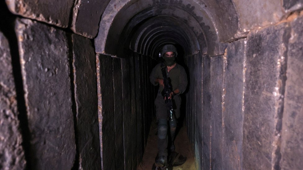 Vojnik IDF prolazi kroz zarobljeni tunel Hamasa