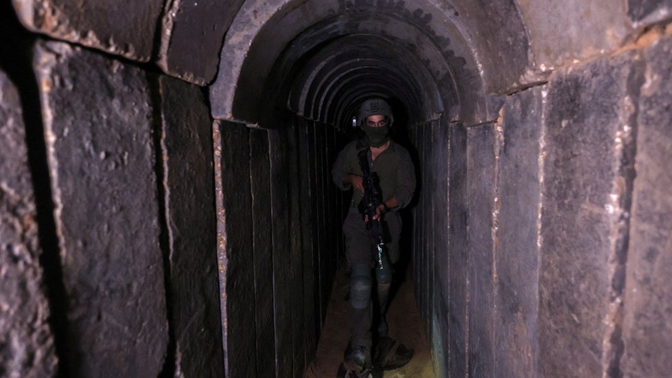 Vojnik IDF prolazi kroz zarobljeni tunel Hamasa