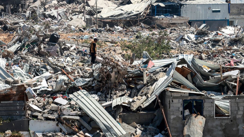 Izrael i Palestinci: Izraelska vojska „smanjuje snage“ u južnoj Gazi, ali poručuje da „rat nije gotov" 1 A man stands in the midst of devastation in Khan Younis after 4 months of Israeli bombardment in Khan Yunis