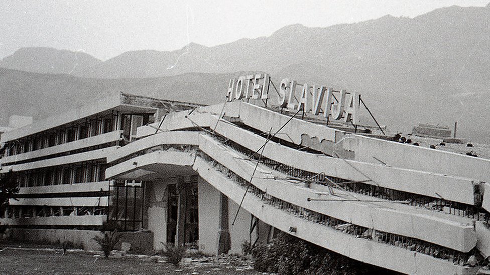 Crna Gora: Kako je zemljotres rušio primorje pred Titovim očima 1 Hotel Slavija u Budvi posle zemljotresa 15. aprila 1979.