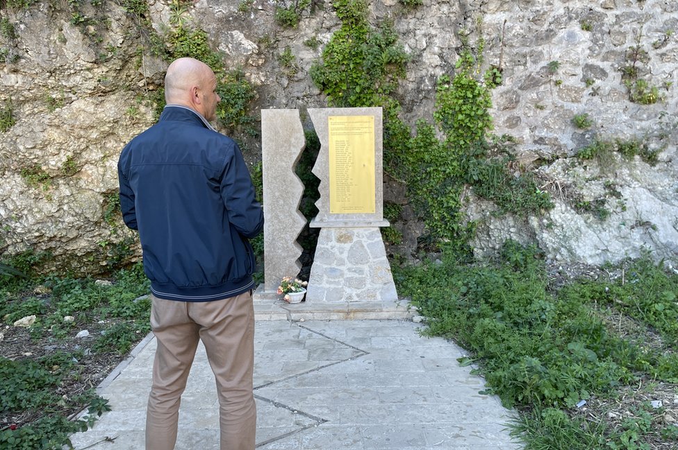 Crna Gora: Kako je zemljotres rušio primorje pred Titovim očima 5 Mustafa Canka kod spomenika poginulim Ulcinjanima u zemljotresu 1979.