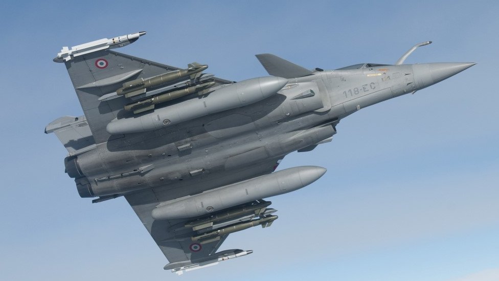 Srbija i Francuska: Makron i Vučić složno i srdačno o ekonomiji i emocijama, oprečno o Kosovu, posle i o avionima i o Luju Vitonu 4 rafal, avion rafal