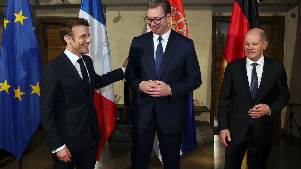 Srbija i Francuska: Makron i Vučić složno i srdačno o ekonomiji i emocijama, oprečno o Kosovu, posle i o avionima i o Luju Vitonu 5 makron, vučić, šolc