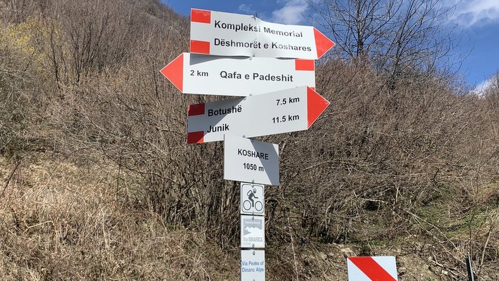 NATO bombardovanje 1999: Bitka za Košare, tri tumačenja i jedna pesma 3 Putokaz u blizini Memorijalnog kompleksa Košare