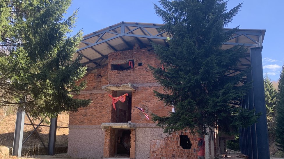 NATO bombardovanje 1999: Bitka za Košare, tri tumačenja i jedna pesma 1 Karaula Košare sa kosovskom, albanskom i američkom zastavom