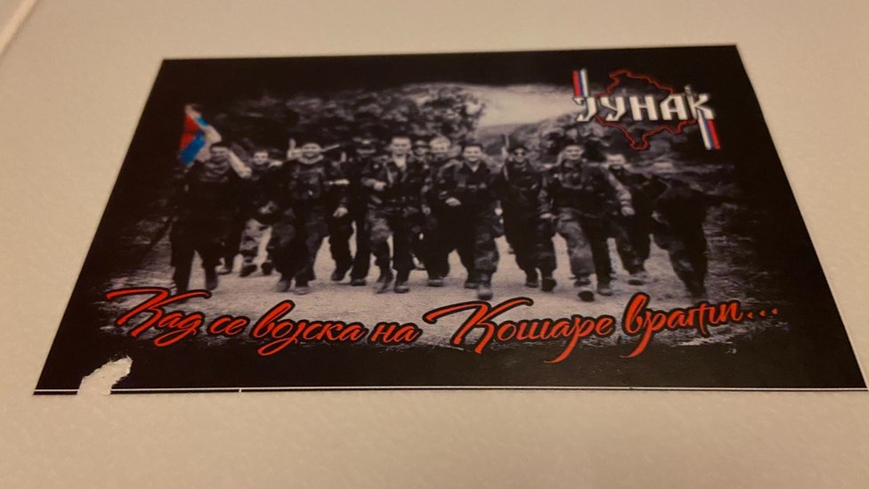 NATO bombardovanje 1999: Bitka za Košare, tri tumačenja i jedna pesma 15 Postera ima na neobičnim mestima, čak i u toaletu Beogradske arene