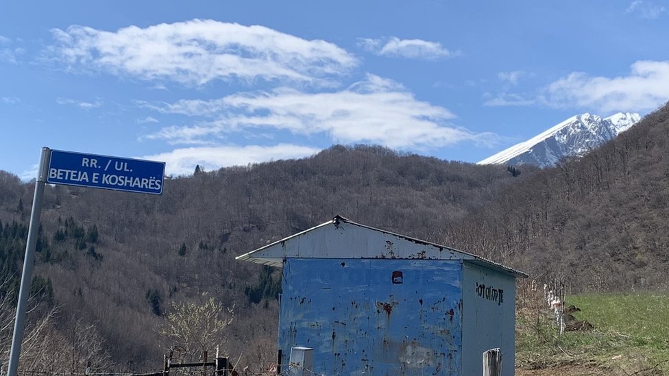 Snežni uglačani vrh Škeljzen u Albaniji