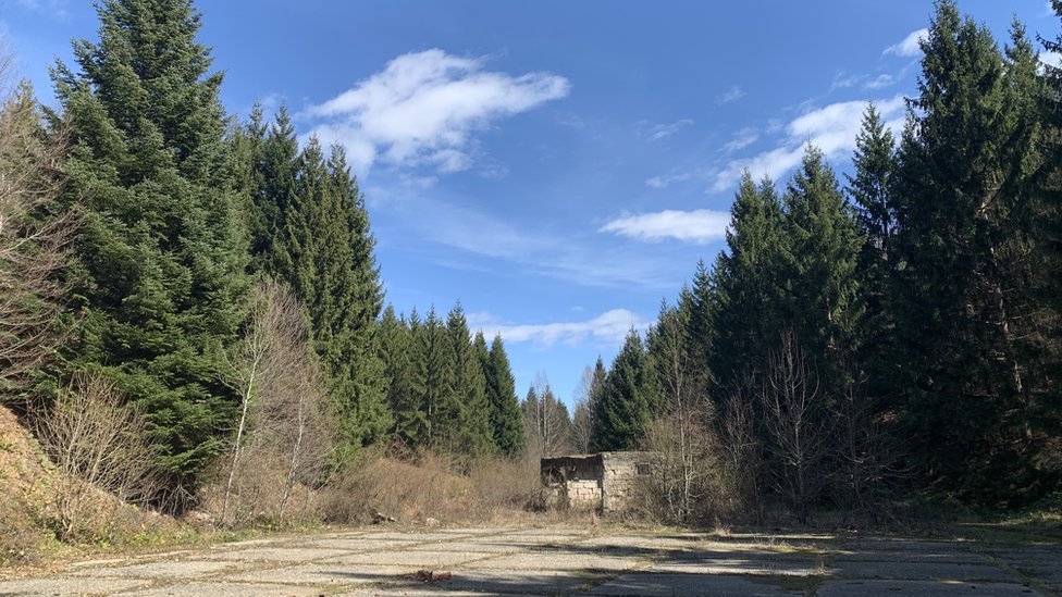 NATO bombardovanje 1999: Bitka za Košare, tri tumačenja i jedna pesma 11 Poligon iza karaule sa borovima, koji su bili mladice pre 25 godina, kaže nekadašnji komandant OVK