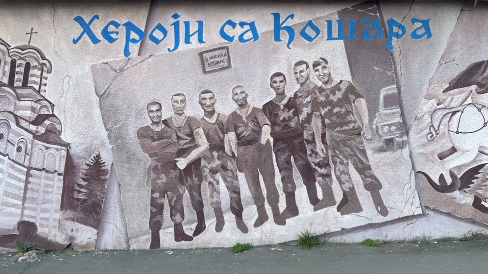 NATO bombardovanje 1999: Bitka za Košare, tri tumačenja i jedna pesma 12 Heroji s Košara mural na Novom Beogradu