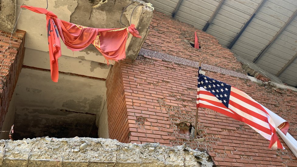 Američka zastava na kasarni je bolje očuvana od albanske nacionalne zastave