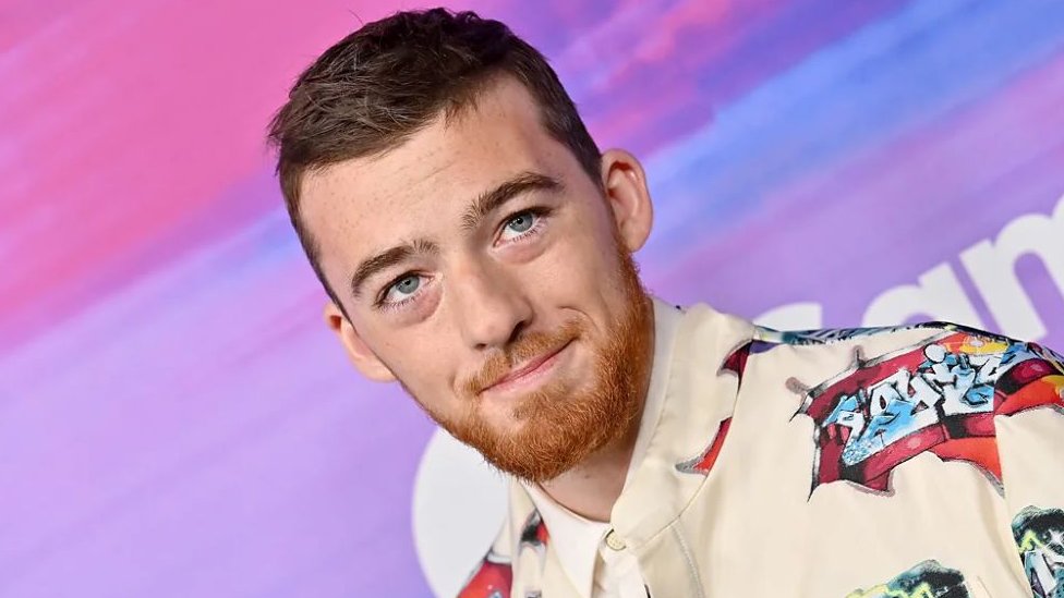 Televizija: Da li pošto-poto mora dalje - kako serije rešavaju problem smrti zvezde 1 Angus Klaud