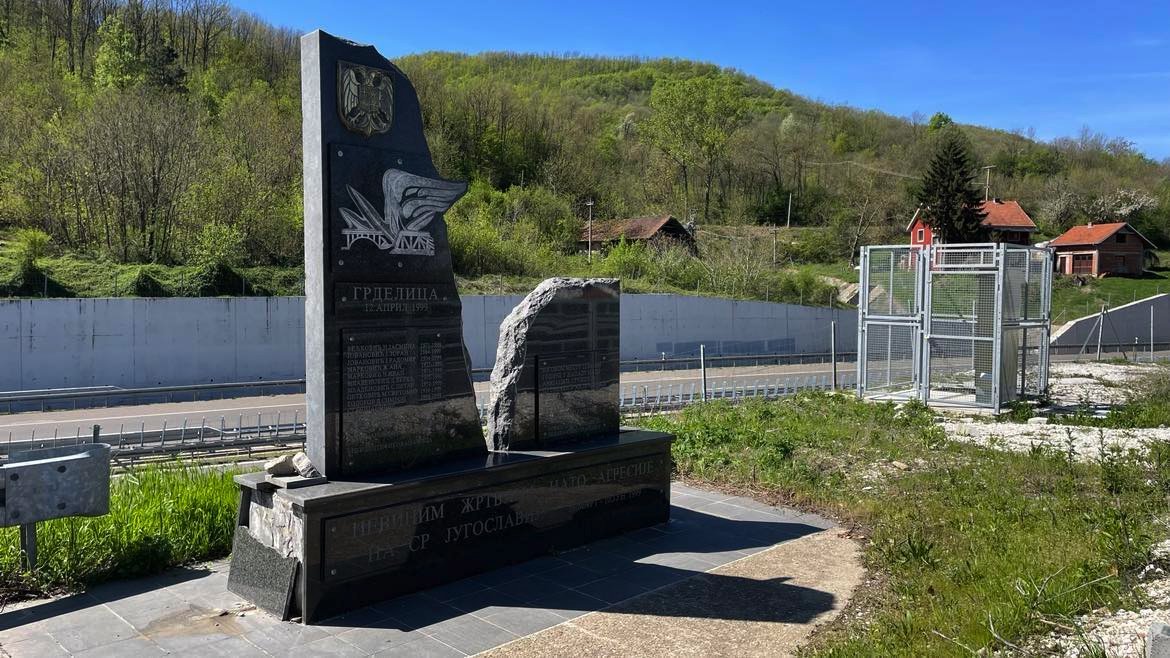 Žrtve iz putničkog voza 393 imaju zajednički spomenik na drumskom mostu, pored auto-puta, u Grdeličkoj klisuri