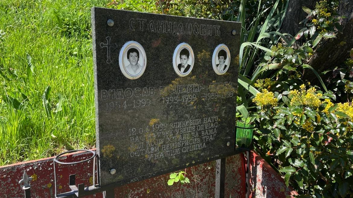 Bombardovanje 1999: Kako je putnički voz u Grdeličkoj klisuri postao meta NATO avijacije 9 'Zlikovci NATO vas zauvek uzeše od nas, bol koji ostade za vama ostavi neizbrisiv trag u našim srcima", piše na spomeniku Vidosavu, Divni i Branimiru Stanijanoviću,