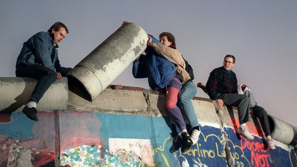Prvi slepi britanski ambasador je dama: To što ne vidim mi pomaže da lakše uspostavljam odnos sa ljudima 2 West Berliners on the Berlin wall, on November 16, 1989, in Berlin