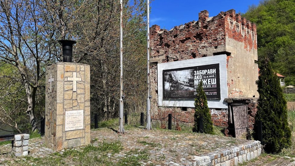 Pored mesta nesreće postavljen je spomenik na kome piše „ne treba se bojati ljudi, već neljudskog u njima", citat koji se pripisuje književniku Ivu Andriću, dok na obližnjoj kuli od cigle stoji „zaboravi ako možeš - 12. 4. 1999"