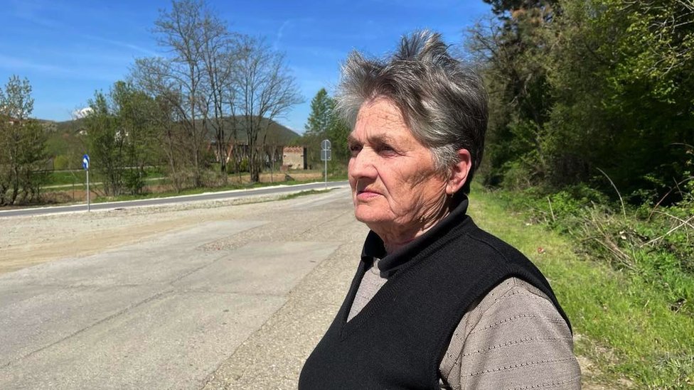 Bombardovanje 1999: Kako je putnički voz u Grdeličkoj klisuri postao meta NATO avijacije 4 Gordana Stamenković živi prekoputa mesta nesreće u kući odakle je pre četvrt veka gledala bombardovanje železničkog mosta u Grdeličkoj klisuri