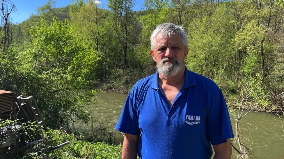 Bombardovanje 1999: Kako je putnički voz u Grdeličkoj klisuri postao meta NATO avijacije 5 Zoran Nikolić pored Južne Morave i njegove kuće, na stotinak metara od železničkog mosta