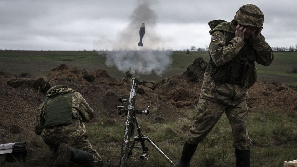 Rusija i Ukrajina: Američki Kongres odobrio novu vojnu pomoć Kijevu od 61 milijardu dolara 5 Ukrainian soldiers fire a mortar