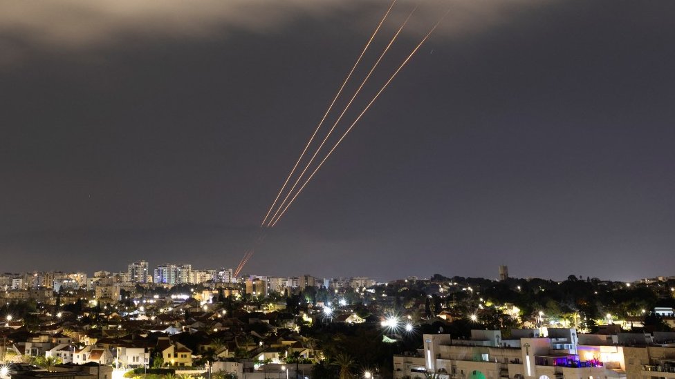 Izrael upozorava da sukob sa Iranom „još nije gotov“ posle sinoćnog vazdušnog napada 1 Israel's anti-missile system operating over Ashkelon, 14 Apr 24