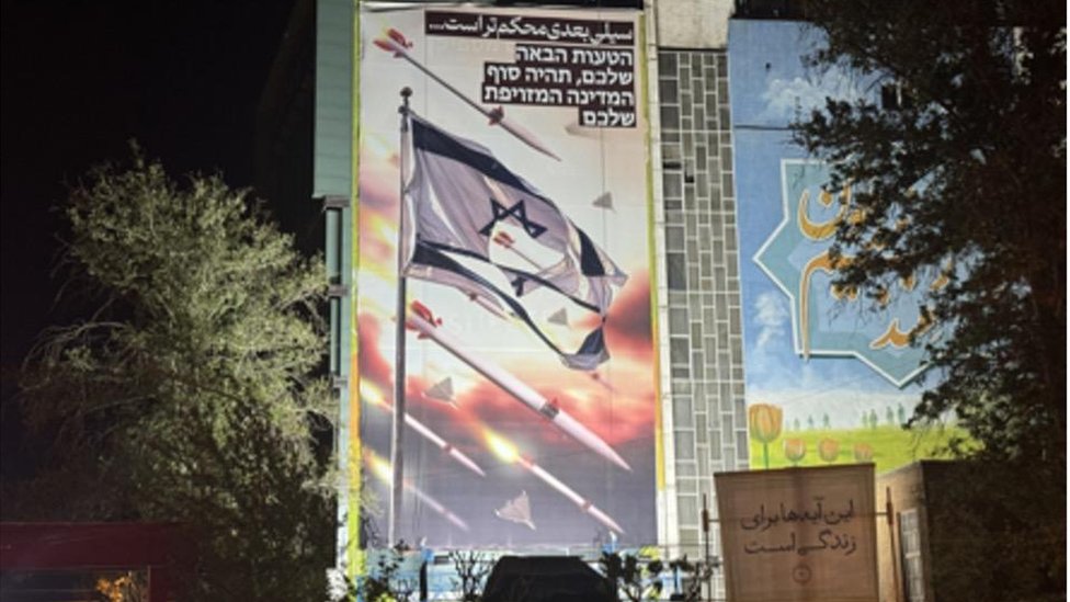 Napad Irana na Izrael: Kakvo je sada raspoloženje u iranskom narodu 3 An anti-Israel billboard carrying a sentence reading in Persian 'Next slap will be harder' in Tehran, Iran, 14 April 2024.