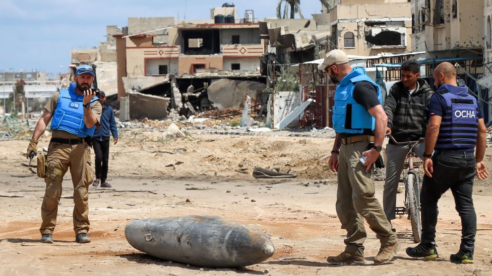 Izrael i Palestinci: UN tvrde da će uklanjanje neeksplodirane municije iz Gaze trajati godinama 2 A UN team inspects an unexploded 1,000lb (450kg) bomb lying on a main road in Khan Younis on 10 April, 2024.