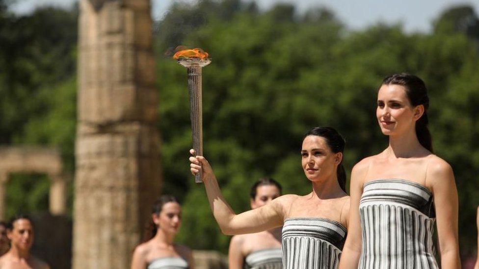 Olimpijske igre u Parizu 2024: Sve o najvećoj sportskoj manifestaciji ove godine 2 A woman holding the Olympic torch during a rehearsal of the opening ceremony