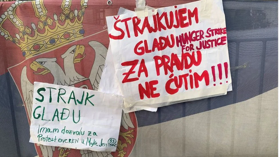 Transparent Štrajk glađu ispred Skupštine Srbije