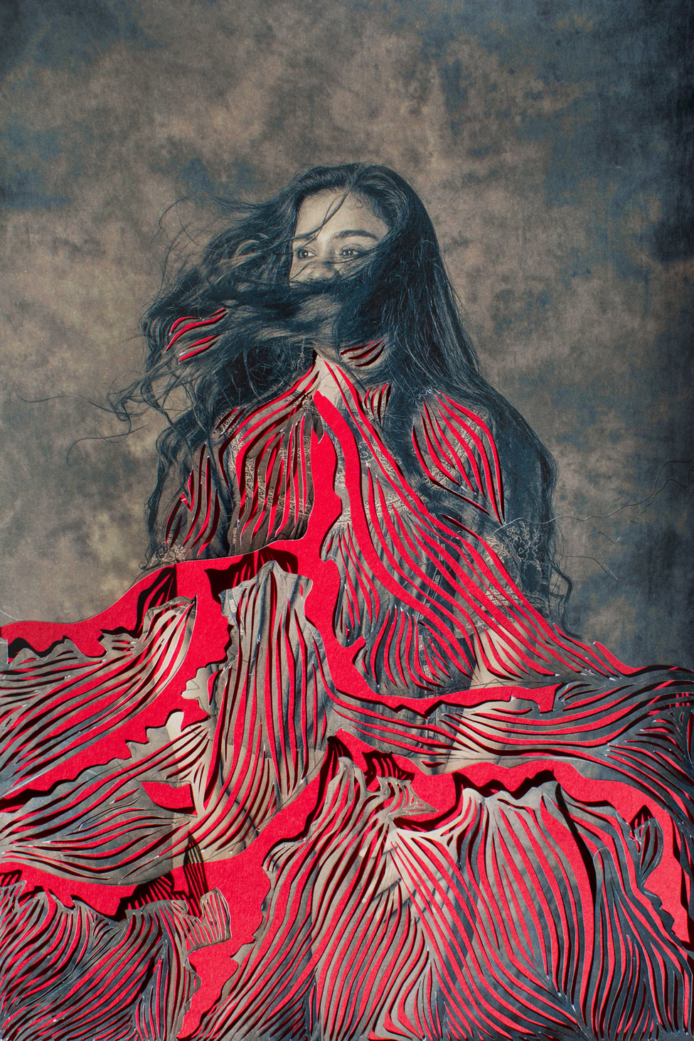 Soni nagrada za fotografiju 2024: Nasilno sterilisane žene sa Grenlanda i tragedija meksičkih starosedelaca 5 A photographic portrait of a woman with artistic paper overlay