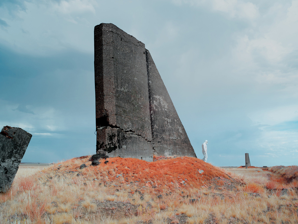 Soni nagrada za fotografiju 2024: Nasilno sterilisane žene sa Grenlanda i tragedija meksičkih starosedelaca 10 Scientist in protective clothing walks through landscape of a remote area of Kazakhstan used for nuclear testing
